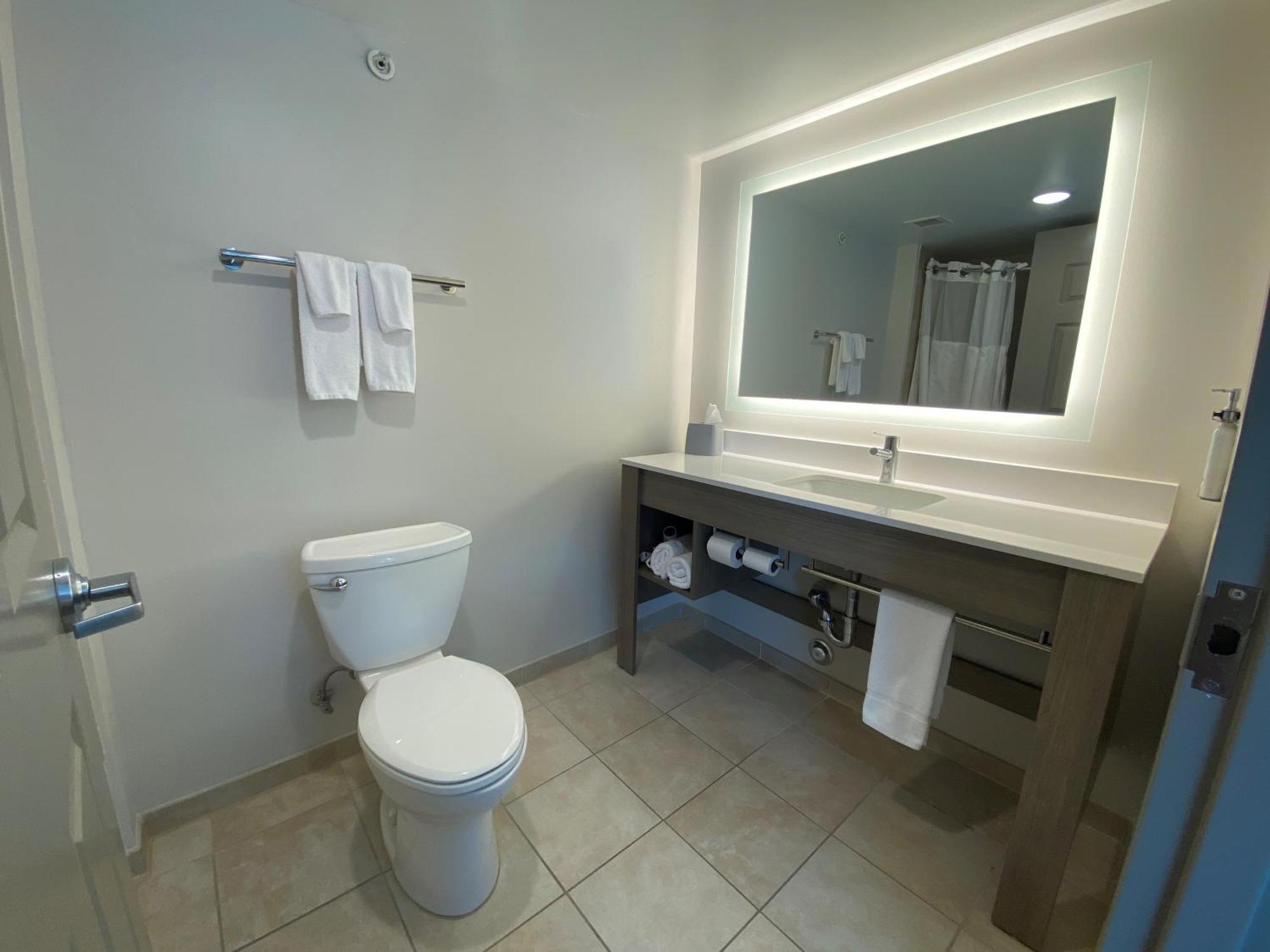 Wingate By Wyndham State Arena Raleigh/Cary Hotel Екстериор снимка