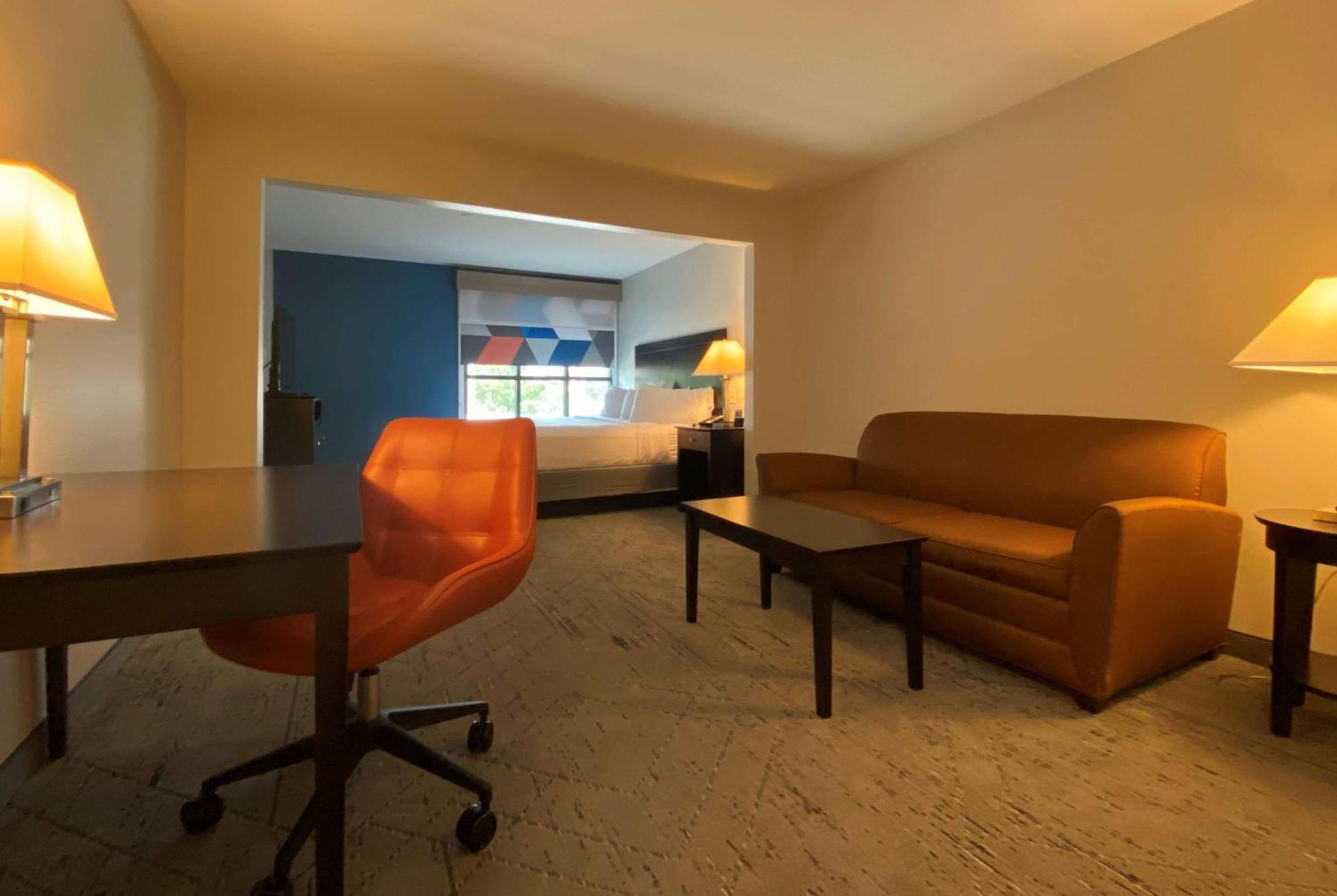Wingate By Wyndham State Arena Raleigh/Cary Hotel Екстериор снимка
