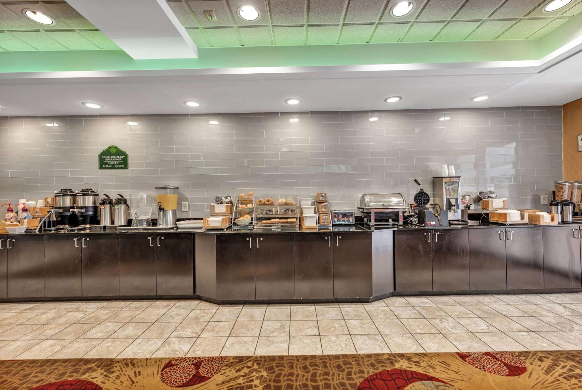 Wingate By Wyndham State Arena Raleigh/Cary Hotel Екстериор снимка