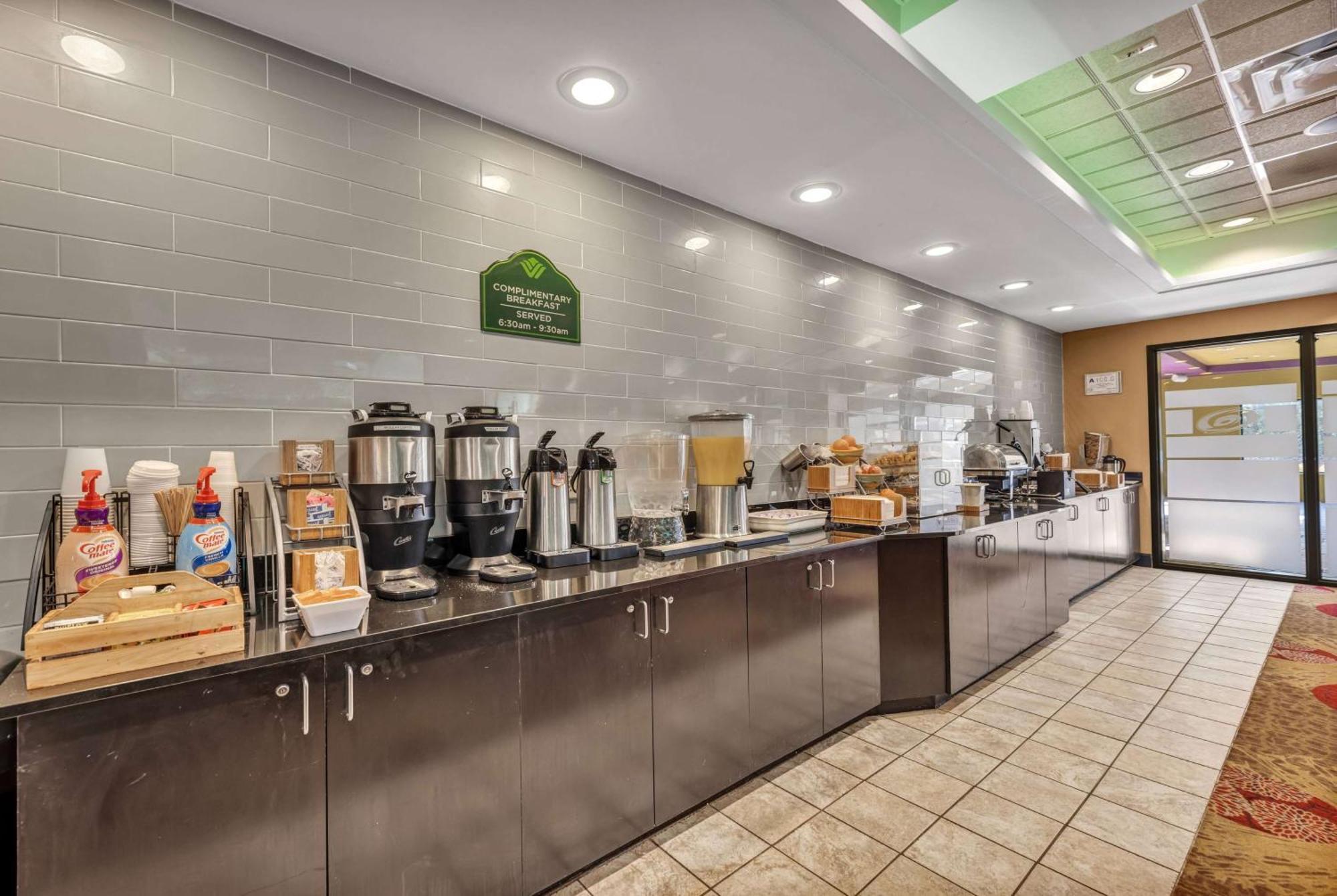 Wingate By Wyndham State Arena Raleigh/Cary Hotel Екстериор снимка